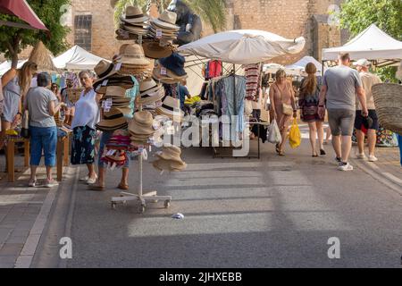 Santanyi, Spanien; juli 09 2022: Wöchentlicher Straßenmarkt in der mallorquinischen Stadt Santanyi, Spanien. Stände mit Kleidung und Mode bei Touristen Stockfoto