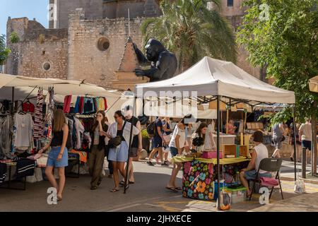 Santanyi, Spanien; juli 09 2022: Wöchentlicher Straßenmarkt in der mallorquinischen Stadt Santanyi, Spanien. Stände mit Kleidung und Mode bei Touristen Stockfoto