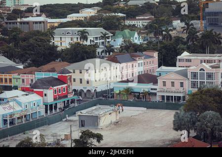 Luftaufnahme der Harbourside Villas im Nassau Harbour mit Nassau Downtown im Hintergrund, von Paradise Island, Bahamas. Stockfoto