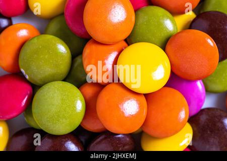 Bunte Bonbons oder Bonbons. Draufsicht auf einen Stapel Süßigkeiten mit Schokoladenfüllung. Nahaufnahme Stockfoto