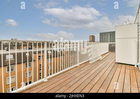 Kleiner gemauerter Balkon mit Metallgeländer und Tür Stockfoto