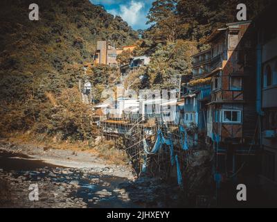 Verfalle Gebäude am Fluss in Wulai, Taiwan Stockfoto