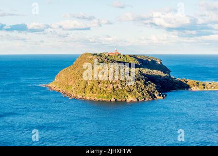 Der historische Barrenjoey Head Lighthouse aus dem Jahr 1881 am nördlichen Ende von Palm Beach und Pittwater in Sydney, Australien, in der späten Nachmittagssonne Stockfoto