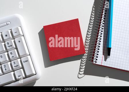 Wichtige Mitteilungen Auf Dem Schreibtisch Mit Stift, Notebook Und Tastatur. Informationen Zu Den Krutialen, Die Auf Einem Memo Auf Dem Bürotisch Präsentiert Werden. Kürzlich Stockfoto