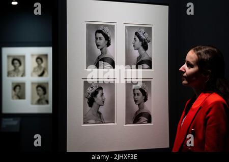 Königin Elizabeth II. Trägt das Diamond Diadem und die Nisam of Hyderabad-Kette in Fotografien, die Dorothy Wilding am 15.. April 1952 aufgenommen hat, einem Teil der persönlichen Sammlung der Königin, einschließlich prachtvoller Juwelen und Fotografien der Königin, die in der Sonderausstellung Platinum Jubilee: Der Beitritt der Königin bei der Sommereröffnung des Buckingham Palace vom 22. Juli. Bilddatum: Donnerstag, 21. Juli 2022. Stockfoto