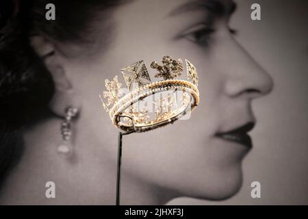 The Diamond Diadem, Bridge and Rundell, 1820 - 1821, ein Teil der persönlichen Sammlung von Königin Elizabeth II., einschließlich prachtvoller Juwelen und Fotografien der Königin, die ab dem 22. Juli in der Sonderausstellung Platinum Jubilee: The Queen's Accession bei der Sommereröffnung des Buckingham Palace gezeigt werden. Bilddatum: Donnerstag, 21. Juli 2022. Stockfoto