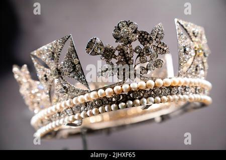 The Diamond Diadem, Bridge and Rundell, 1820 - 1821, ein Teil der persönlichen Sammlung von Königin Elizabeth II., einschließlich prachtvoller Juwelen und Fotografien der Königin, die ab dem 22. Juli in der Sonderausstellung Platinum Jubilee: The Queen's Accession bei der Sommereröffnung des Buckingham Palace gezeigt werden. Bilddatum: Donnerstag, 21. Juli 2022. Stockfoto