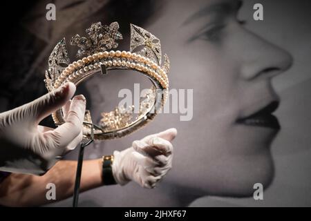 The Diamond Diadem, Bridge and Rundell, 1820 - 1821, ein Teil der persönlichen Sammlung von Königin Elizabeth II., einschließlich prachtvoller Juwelen und Fotografien der Königin, die ab dem 22. Juli in der Sonderausstellung Platinum Jubilee: The Queen's Accession bei der Sommereröffnung des Buckingham Palace gezeigt werden. Bilddatum: Donnerstag, 21. Juli 2022. Stockfoto