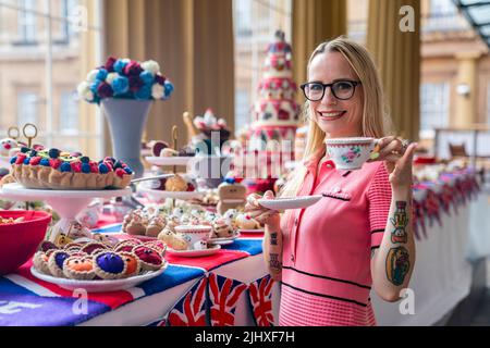 Die Künstlerin Lucy Sparrow mit ihrem aus Filz gefertigten Platinum Jubilee Bankett, das die persönliche Sammlung von Königin Elizabeth II. Mit prächtigen Juwelen und Fotografien der Königin begleitet, die in der Sonderausstellung Platinum Jubilee: Der Beitritt der Königin bei der Sommereröffnung des Buckingham Palace vom 22. Juli. Bilddatum: Donnerstag, 21. Juli 2022. Stockfoto