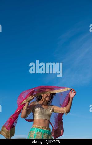 Frau aus tiefem Winkel mit klarer Skyline Stockfoto