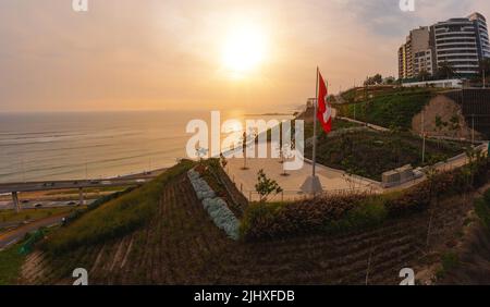 Luftaufnahme des Parque Bicentenario in der Abfahrt von Armendariz, der Stadt Miraflores und des Riffs der Costa Verde in Lima, Peru. Stockfoto