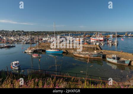 Newlyn Harbour, Penzance, Cornwall, England, Großbritannien. 2022. Kommerzielle Fischerboote und Freizeitboote im Hafen von Newlyn Harbour, von der alten Harbe aus gesehen Stockfoto