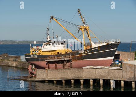 Newlyn Harbour, Penzance, Cornwall, England, Großbritannien. 2022. Kommerzielles Fischerboot aus dem Wasser für den Service auf einer Slipanlage. Stockfoto