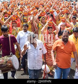 Neu Delhi, Indien April 03 2022 - Frauen mit Kalash am Kopf während des Jagannath-Tempels Mangal Kalash Yatra tragen indische Hindu-Anhänger irdische Töpfe Conta Stockfoto