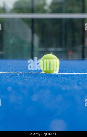 Selektiver Fokus, Ball auf einem blauen Paddle-Tennisplatz im Vordergrund und Hintergrund nicht fokussiert Stockfoto