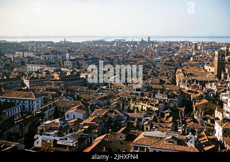 Erhöhte schräge Ansicht nach Westen über Dächer von historischen Gebäuden, Venedig, Italien, 1959 Stockfoto