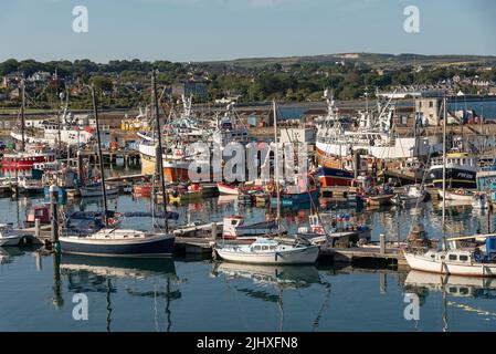 Newlyn Harbour, Penzance, Cornwall, England, Großbritannien. 2022. Kommerzielle Fischerboote und Freizeitboote im Hafen von Newlyn Harbour, Stockfoto