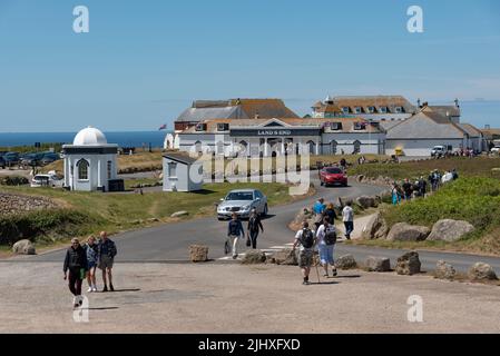 Lands End, Cornwall, England, Großbritannien. 2022. Lands enden eine berühmte Touristenattraktion an der kornischen Küste. Besucher kommen und gehen. Stockfoto