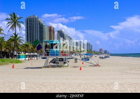 Blick vom Las Olas Beach auf das Ritz Carlton Hotel, das Marriott und den Beach Place Stockfoto