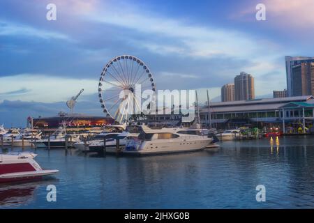 Skyview Miami Observation Wheel und Hard Rock Café im Bayside Marketplace Stockfoto