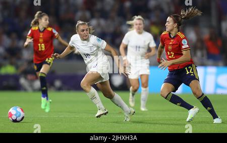 Brighton und Hove, Großbritannien. 20.. Juli 2022. Georgia Stanway of England wird während des Spiels der UEFA Women's European Championship 2022 im AMEX Stadium, Brighton und Hove von Patri Guijarro aus Spanien herausgefordert. Bildnachweis sollte lauten: Paul Terry/Sportimage Kredit: Sportimage/Alamy Live News Stockfoto