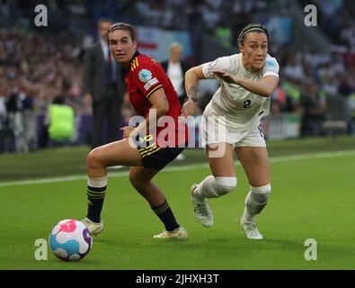 Brighton und Hove, Großbritannien. 20.. Juli 2022. Lucy Bronze aus England und Mariona Caldentey aus Spanien fordern den Ball während des Spiels der UEFA Women's European Championship 2022 im AMEX Stadium, Brighton und Hove. Bildnachweis sollte lauten: Paul Terry/Sportimage Kredit: Sportimage/Alamy Live News Stockfoto