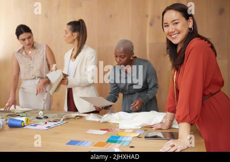 Waren das perfekte Team für diesen Job. Eine Gruppe von weiblichen Designern, die in einem Büro arbeiten. Stockfoto