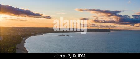 Moody Himmel über der Ostseeküste in Richtung Sopot und Gdynia, Luftlandschaft in der Dämmerung Stockfoto