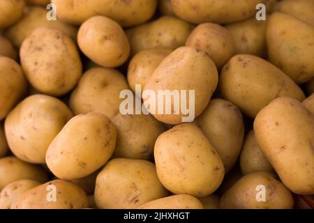 Kartoffeln auf dem Ladentisch auf dem Markt Stockfoto