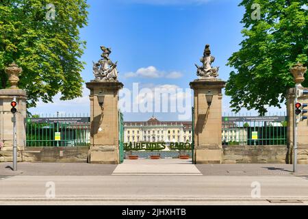 Ludwigsburg, Deutschland - Juli 2022: Eingangstor des Ludwigsburger Wohnpalastes mit barocken Gärten Stockfoto