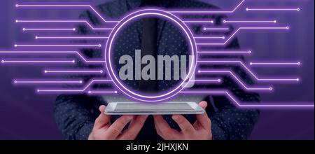 Geschäftsmann hält Ein Tablet mit zwei Händen, die leuchtende Linien und Ein rundes Rahmendesign projizieren. Mann in Einem Krawatte, der eine Präsentation über Konnektivität macht Stockfoto