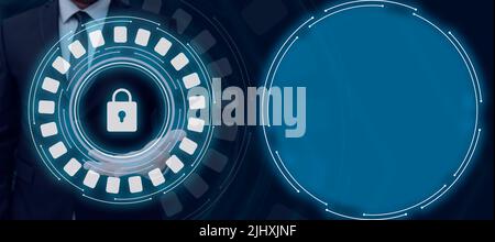 Geschäftsmann Präsentiert Vorhängeschloss Über Die Hand Und Zeigt Wichtige Botschaften. Mann In Anzug Zeigt Symbol Über Handfläche Und Crutial Informationen Auf Der Seite. Stockfoto