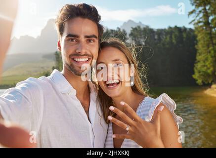 Neuanfänge mit meinem besten Freund. Ein junges Paar, das ein Selfie gemacht hat, nachdem es sich verlobt hat. Stockfoto