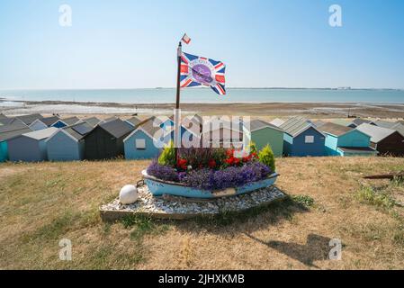 Britische Kultur Leben England, Blick im Sommer auf eine nautische Blumendarstellung zum Gedenken an das Platin-Jubiläum der Königin, West Mersea Beach, Essex, England, Großbritannien Stockfoto