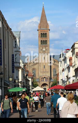 Brandenburger Treppe, Einkaufsstraße und Fussgängerzone, im Hintergrund die katholische Pfarrkirche St. Peter und Paul, Brandenburg Stockfoto