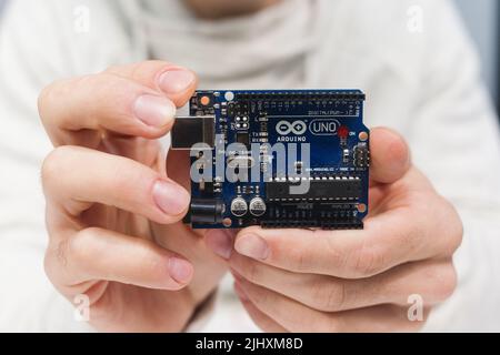 Intelligenter Mikrocontroller arduino uno modernes Konzept. Stockfoto