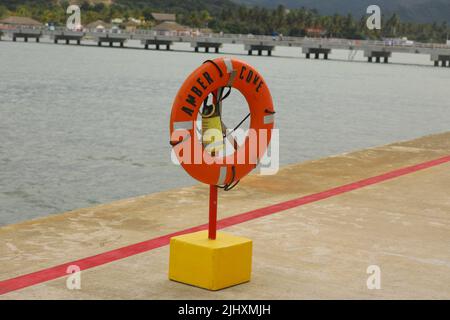 Kleine Häuser im Wasser in Bernstein Cove, Dominikanische Republik Stockfoto