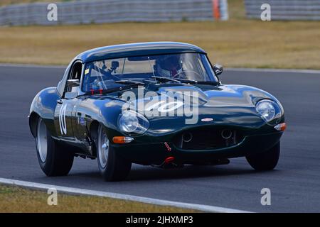 Lucas Bscher, Adrian Medeiros, Andrew Bentley, Jaguar E-Type, MRL Royal Automobile Club Pall Mall Cup, Ein dreistündiges Rennen mit bis zu drei Fahrern, zwei Stockfoto