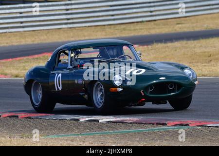 Lucas Bscher, Adrian Medeiros, Andrew Bentley, Jaguar E-Type, MRL Royal Automobile Club Pall Mall Cup, Ein dreistündiges Rennen mit bis zu drei Fahrern, zwei Stockfoto