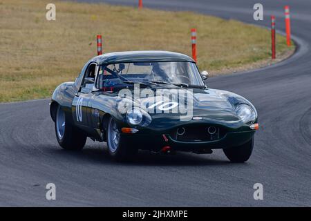 Lucas Bscher, Adrian Medeiros, Andrew Bentley, Jaguar E-Type, MRL Royal Automobile Club Pall Mall Cup, Ein dreistündiges Rennen mit bis zu drei Fahrern, zwei Stockfoto