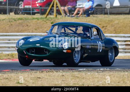 Lucas Bscher, Adrian Medeiros, Andrew Bentley, Jaguar E-Type, MRL Royal Automobile Club Pall Mall Cup, Ein dreistündiges Rennen mit bis zu drei Fahrern, zwei Stockfoto