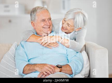 Was würde ich ohne Euch tun? Ein Seniorenpaar, das zu Hause Zeit zusammen verbringt. Stockfoto