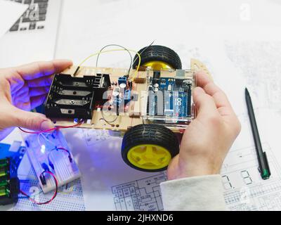 Robotererstellung mit arduino uno Mikrocontroller Stockfoto