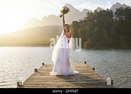 Wo meine Brautjungfern waren. In voller Länge Porträt einer attraktiven jungen Braut draußen an ihrem Hochzeitstag. Stockfoto