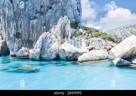 Schöne Aussicht vom Meer mit kristallklarem Wasser des Nationalparks des Golfs von Orosei und Gennargentu, Sardinien Stockfoto