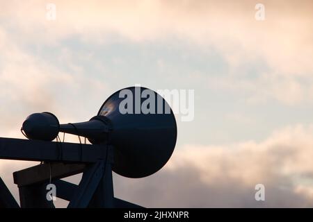 Silhouette eines großen Lautsprechers bei Sonnenuntergang Stockfoto