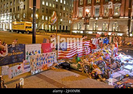 Gedenkstätte von Blumen, die in der Boylston Street in Boston, USA, aufgestellt wurden. Mehr als 27000 Läufer nehmen am Marathon Teil. Dabei wurden 3 Menschen getötet und über 100s verletzt Stockfoto