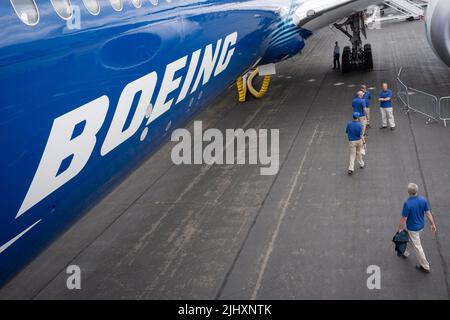 Boeing-Arbeiter befinden sich am 20.. Juli 2022 auf der Farnborough Airshow in Farnborough, England, unter einer Boeing 777X. Der US-Luftfahrthersteller erholt sich von einem finanziellen Abschwung nach den 737 Max-Abstürzen. Die Farnborough International Airshow (FIA) ist eine Fachmesse für die Luft- und Raumfahrt- und Verteidigungsindustrie, die aufgrund von Covid zum ersten Mal seit vier Jahren stattfindet. Die Pandemie hat erhebliche Auswirkungen auf die kommerzielle Luftfahrt gehabt, während der Krieg in der Ukraine die Einstellung der Verteidigungsindustrie verändert hat. Es gibt 1.200 Aussteller aus 42 Ländern, die Veranstalter hoffen, mehr als zu gewinnen Stockfoto