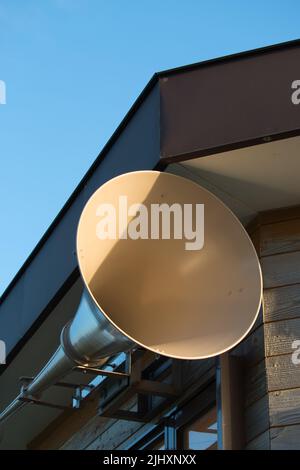 Großer beigefarbener Lautsprecher an der Seite eines Gebäudes Stockfoto