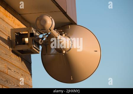 Großer beigefarbener Lautsprecher an der Seite eines Gebäudes, Japan Stockfoto